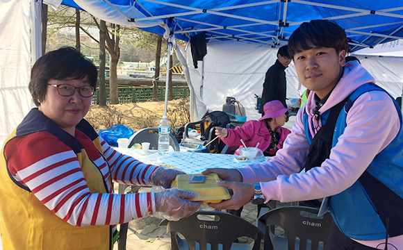 다운복지관 도시락 후원